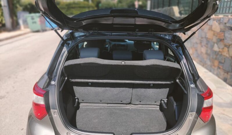 TOYOTA YARIS HYBRID BI-TONE full
