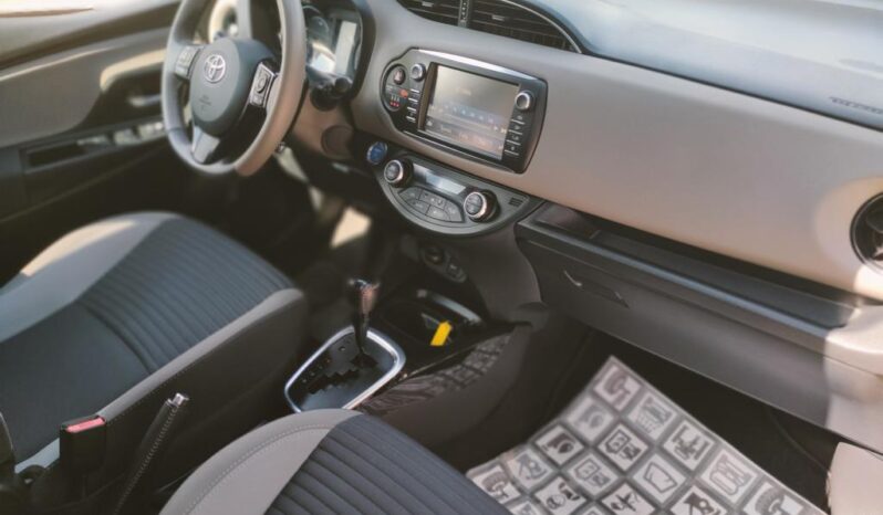TOYOTA YARIS HYBRID BI-TONE full