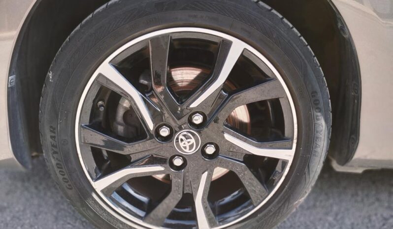 TOYOTA YARIS HYBRID BI-TONE full
